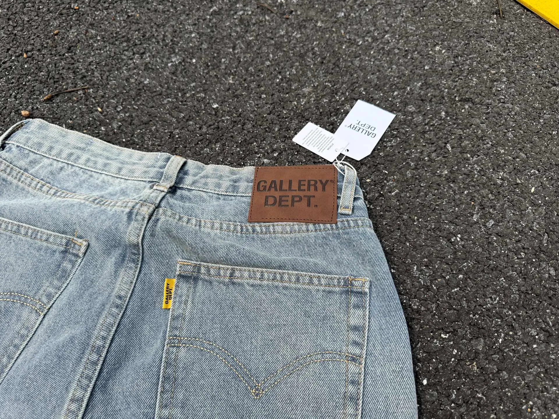 P246💰G11 GALLERY DEPT. Denim bell-bottoms, washed and distressed spliced ​​jeans. GALLERY is attracted by these bell-bottoms. Whether it is a reset of Carhartt or Levis, it creates a strong brand style. Since these pants are modified from rare vintage, the production capacity is limited. Therefore, after many icons wore them, these pants were once hard to find. Later, perhaps due to the improvement of GD's business in the past two years and the expansion of production lines, the brand itself lowered the price, so I can't wait any longer for these pants this year and will definitely buy them. During the process of the denim washing plant, the owner of the washing plant helped introduce a boss who had worked for Levi's foundry and started his own business. This also paved the way for the following styles. Therefore, Levi's remodeled single product for the base plate is really familiar. Whether it is the fabrics supplied or the lathes used in production, there is nothing to choose from. -Color: blue -Size: S-XXL (corresponding to 28-36)